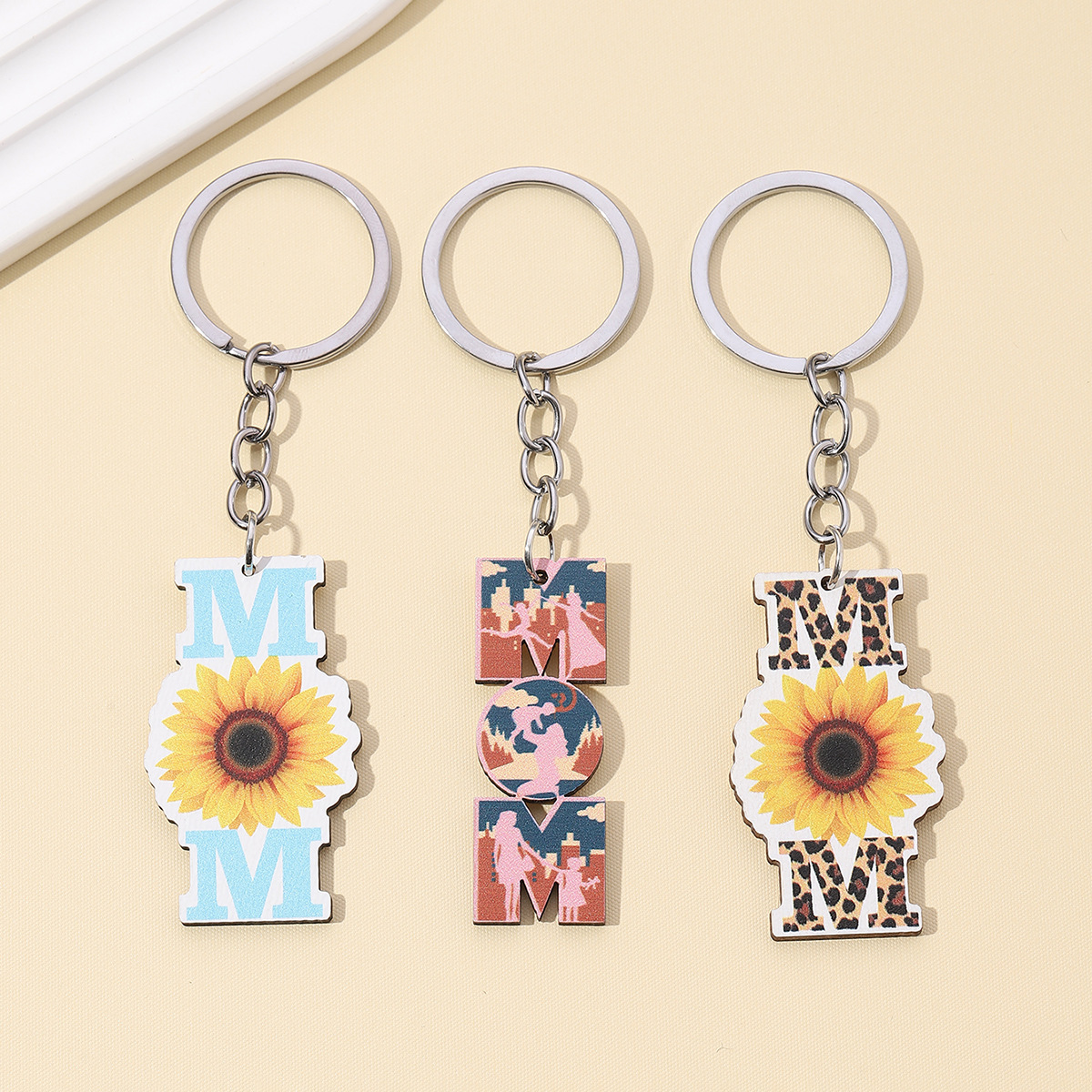 11g Weight Keychain Classification 1 Piece Quantity Casual, Holiday, Daily Occasion Wood Material Mother'S Day Festival Letter, Chrysanthemum Pattern Unisex Gender Pastoral Style Pastoral Letter Chrysanthemum Wood Mother'S Day Unisex Keychain 3
