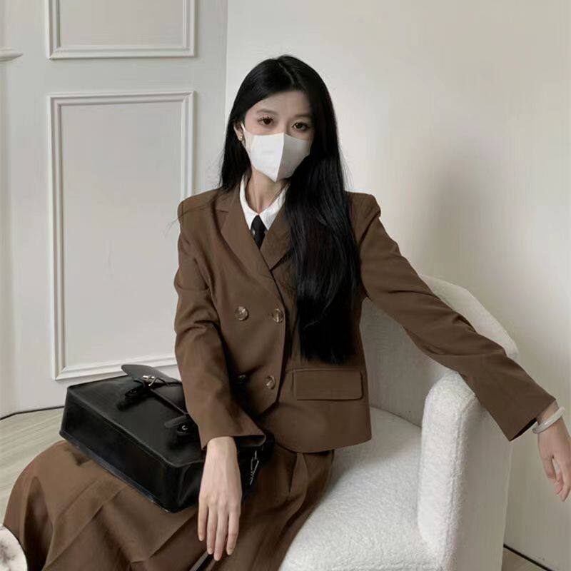 Bộ vest nữ kèm chân váy dáng ngắn cổ vest tay dài phong cách thanh lịch — Váy đáy đen, Áo khoác vest màu đen, Bộ vest + váy đen chi tiết 9