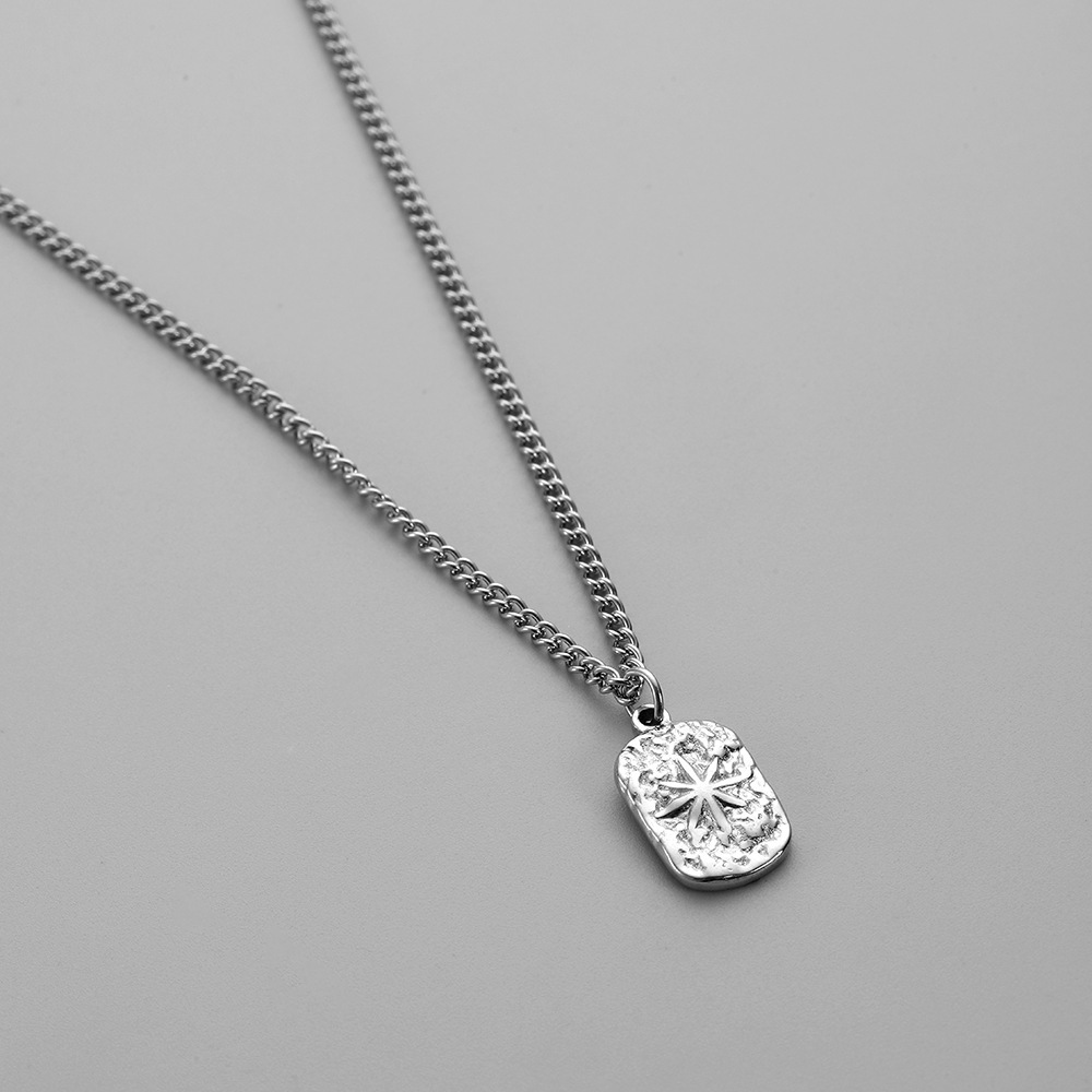 Collar con colgante cuadrado de plata para hombres, con un colgante rectangular de textura en tono plateado, un diseño de estrella en relieve y una cadena fina.