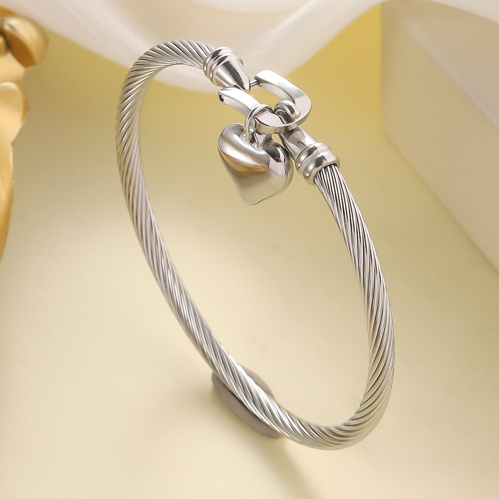 Brazalete de acero inoxidable transfronterizo para niñas de alto nivel no se desvanece elástico abertura brazalete amor gancho herradura de titanio brazalete de acero image 9