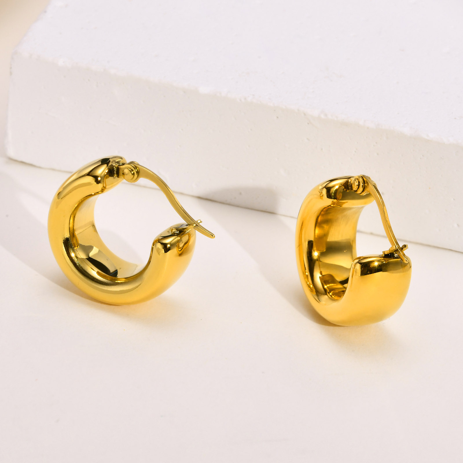 201 Stainless Steel Material C Shape Pattern 1 Pair Retro C Shape Plating 201 Stainless Steel Gold Plated Earrings