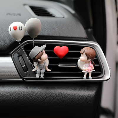 車の香水のかわいいエアコンの噴出口は漫画の自動車の薄い香りをつけて車の上のカップルの置物の風口を飾って飾ります。|undefined