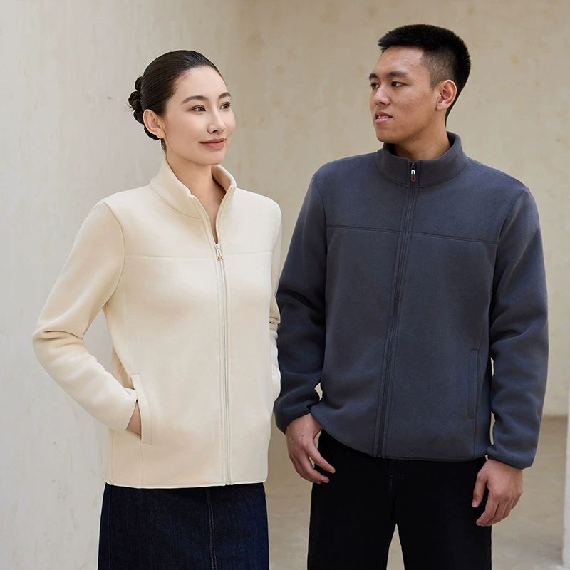 Новая коллекция осень-зима 2025: женская флисовая куртка-свитшот с воротником-стойкой, приталенная, с подкладкой из полярного флиса.