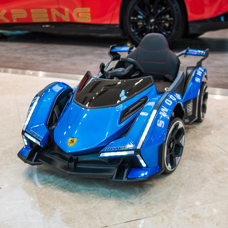 Coche deportivo eléctrico para niños Coche de control remoto de cuatro ruedas para niños Coche de juguete para bebés puede sentarse Cochecito recargable para niños y niñas