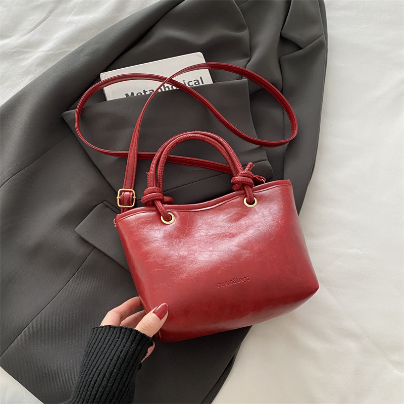 Este año, bolsos populares populares de invierno para mujeres, versátiles, 2024 nueva moda, bolsos portátiles, bolsos de cubo