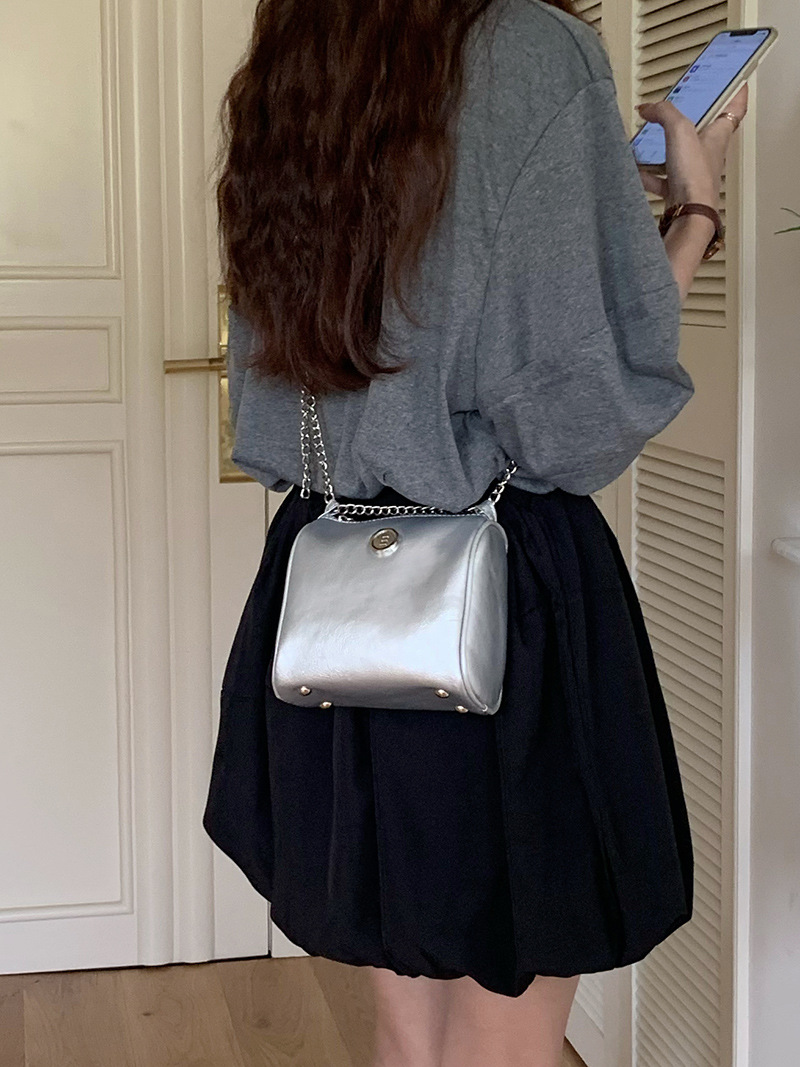 Mini bolso de cadena plateado pequeño bolso cuadrado femenino 2025 nueva textura diseño de nicho mini bolso de mensajero de un solo hombro marea