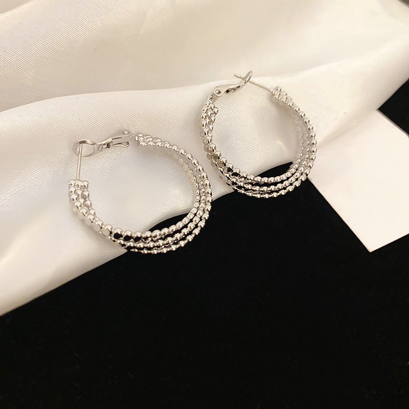Aguja de plata Pendientes de anillo de elemento transfronterizo europeo y americano Pendientes de nicho de viento frío Pendientes de temperamento de moda Pendientes de lujo ligero y de alta gama