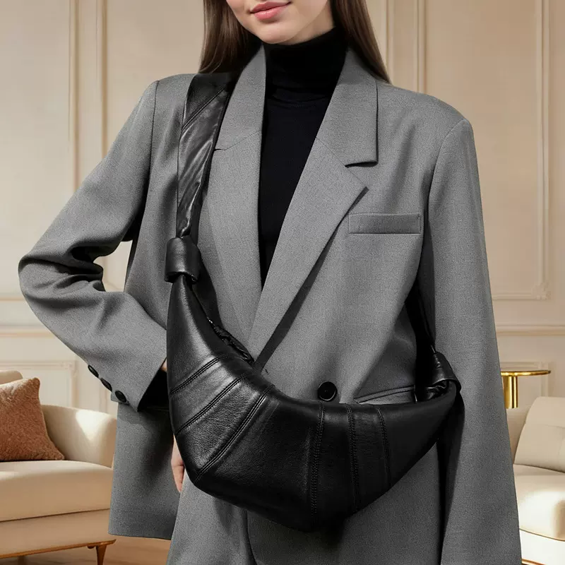 通勤2025新款百搭头层小羊皮牛角包慵懒饺子包女单肩斜挎包真皮包