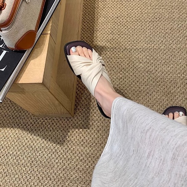 Madre de uva con un gran pliegue de cuero suave cómodo torcido nubes cuadradas de verano para usar zapatillas de playa