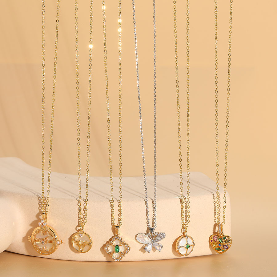 Verfijnde vlinderhanger met zirkonia voor dames. Sierlijke vergulde choker met een sprookjesachtige uitstraling. Hypoallergeen, lichtgewicht en vol._voghion.com