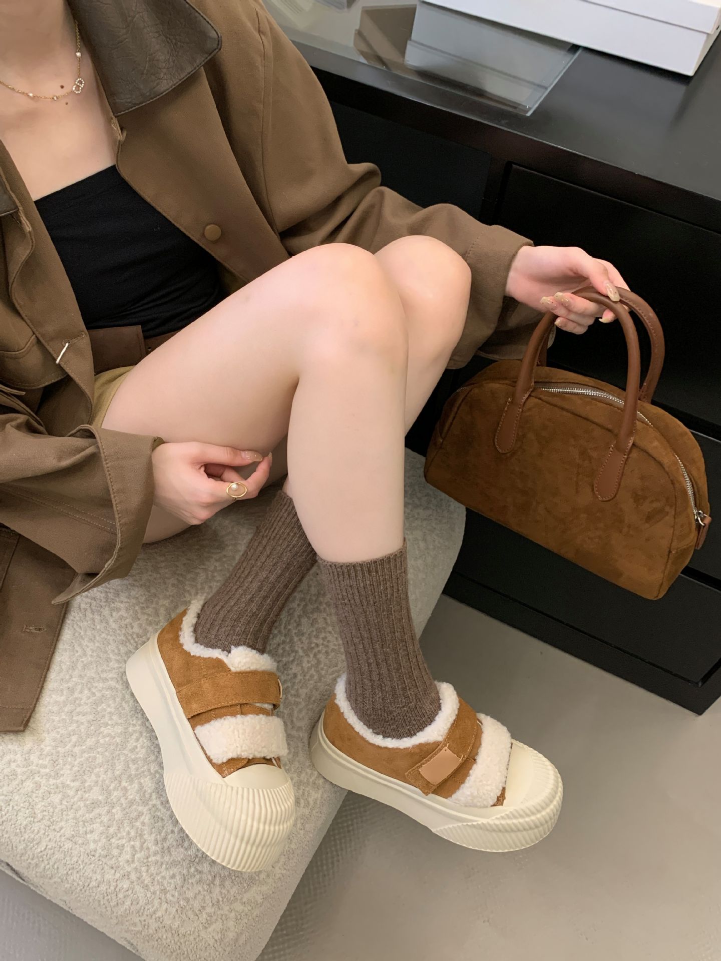 Chaussures ShoeGlobe Grape Mom Automne Hiver Nouvelles Chaussures en cuir véritable à semelle épaisse et doublure en velours épais, chaudes et décontractées, couleur blanc biscuit, pour femmes_voghion.com