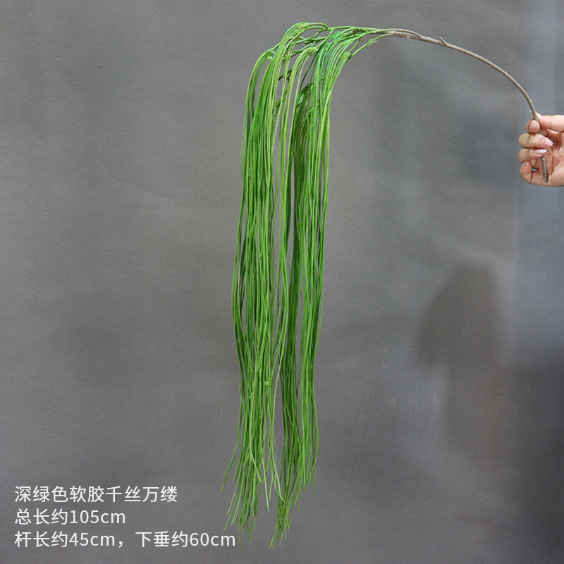 짙은 녹색의 부드러운 접착제가 얽혀 있습니다.