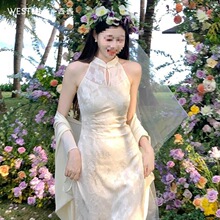 西遇新中式挂脖旗袍女2025年夏季新款暗纹绣花盘扣无袖露肩连衣裙