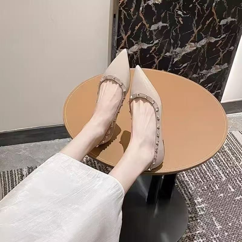 Nuevos zapatos de mujer de fondo plano europeo y americano remaches cómodos zapatos de trabajo de estilo coreano