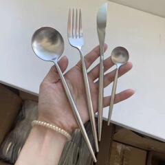 ネット赤insナイフフォークセット304ステンレス食器家庭用洋食ネット赤ステーキのナイフフォークスプーン4点セット