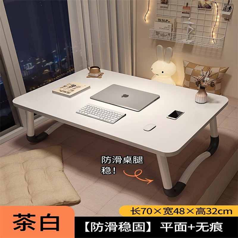 家庭用のノートパソコンの机が窓をはねています。|undefined