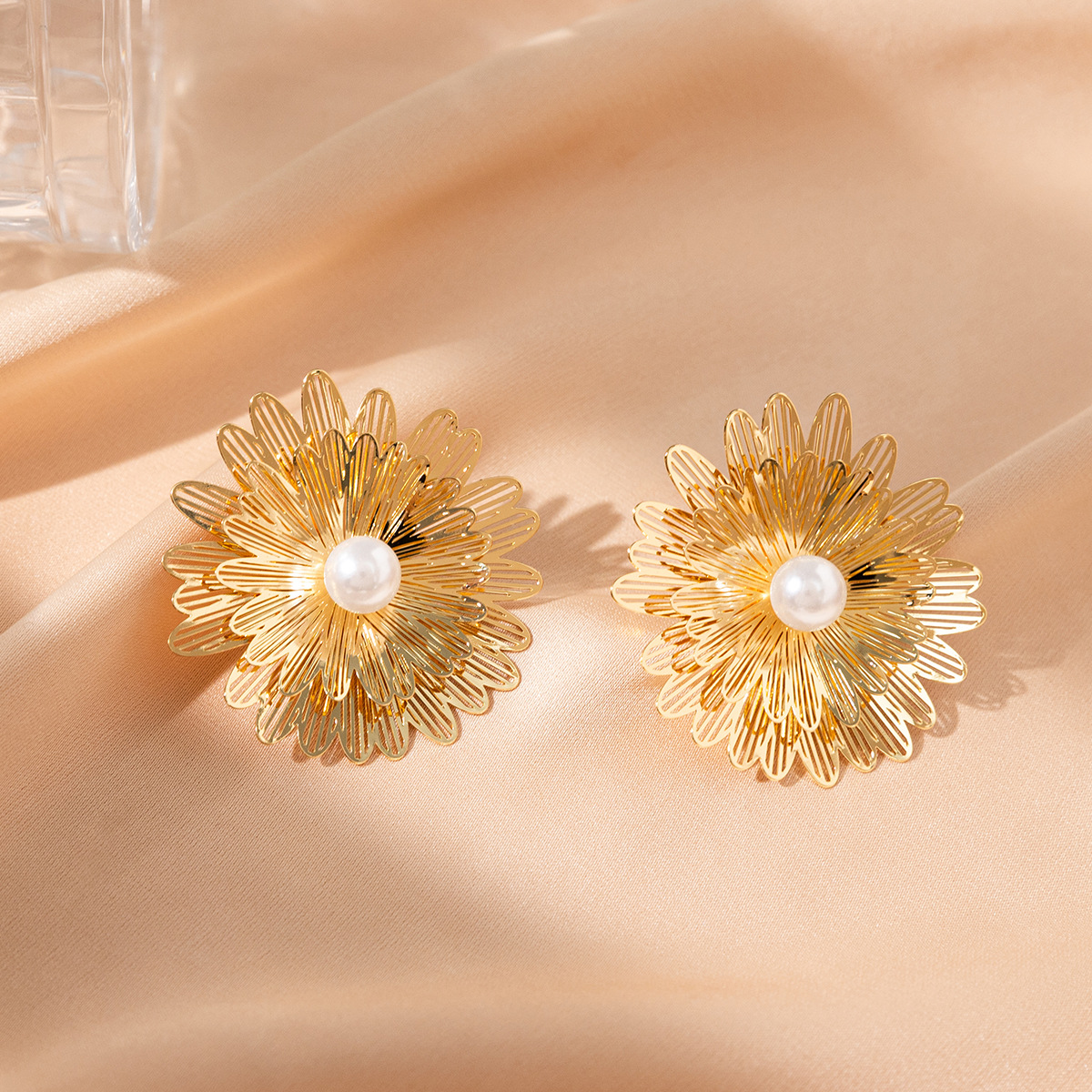 Pendientes de mariposa huecos dorados de alta gama Pendientes de perlas de diseño de nicho de estilo ins femenino Pendientes exagerados al por mayor
