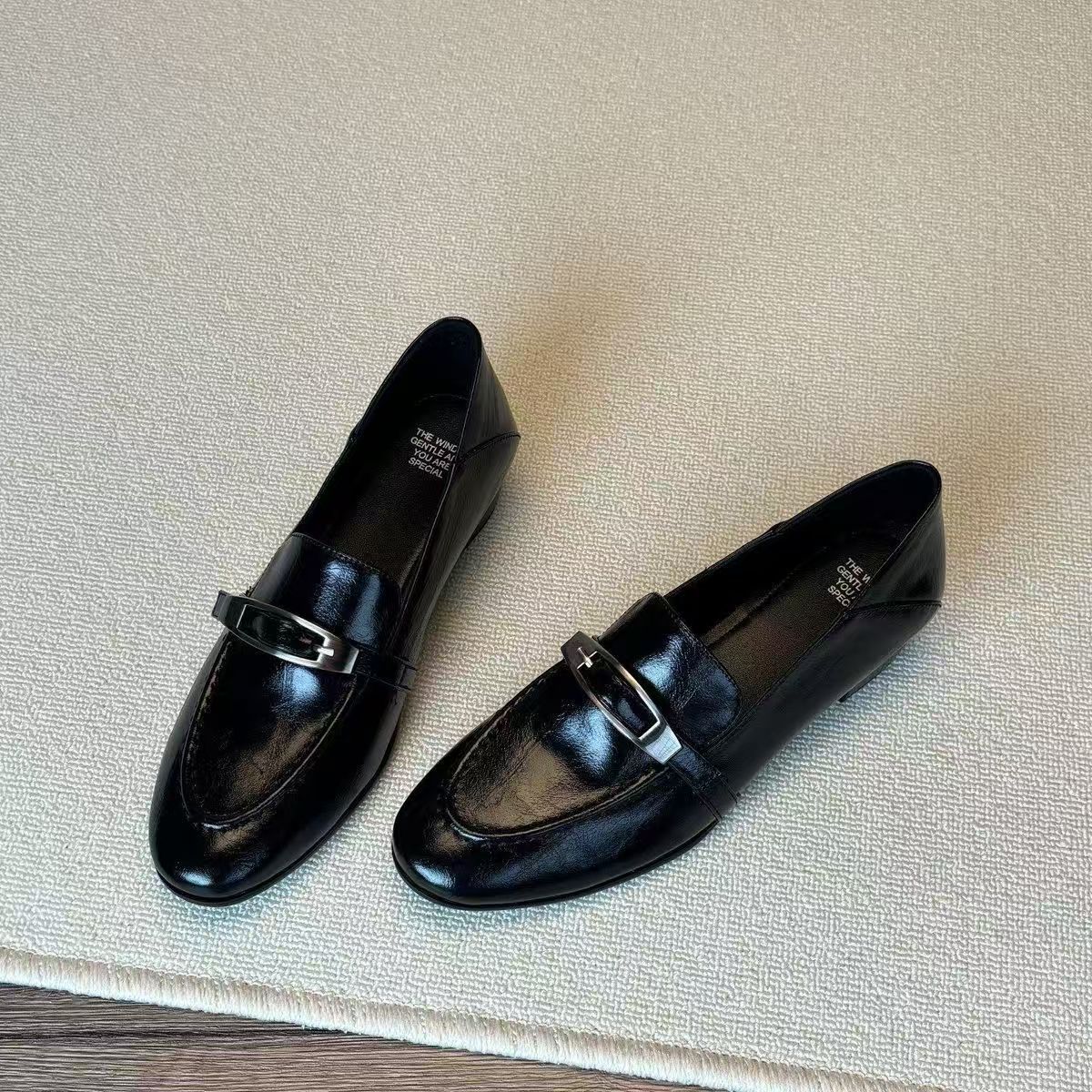 Spot retro botón de metal zapatos Lefour un pedale 2026 botón de cinturón de talón grueso zapatos de cuero de talón pequeño mujer