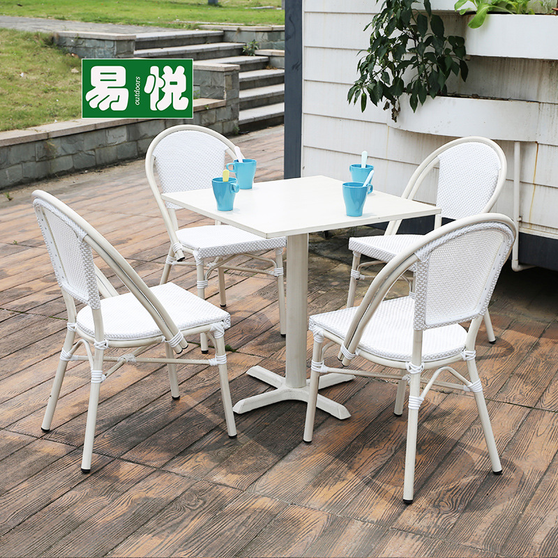 Tienda de té con leche Mesas y sillas al aire libre Sillas de mimbre de ocio de patio Juego de tres y cinco piezas Mesas y sillas exteriores de café Protector solar impermeable blanco