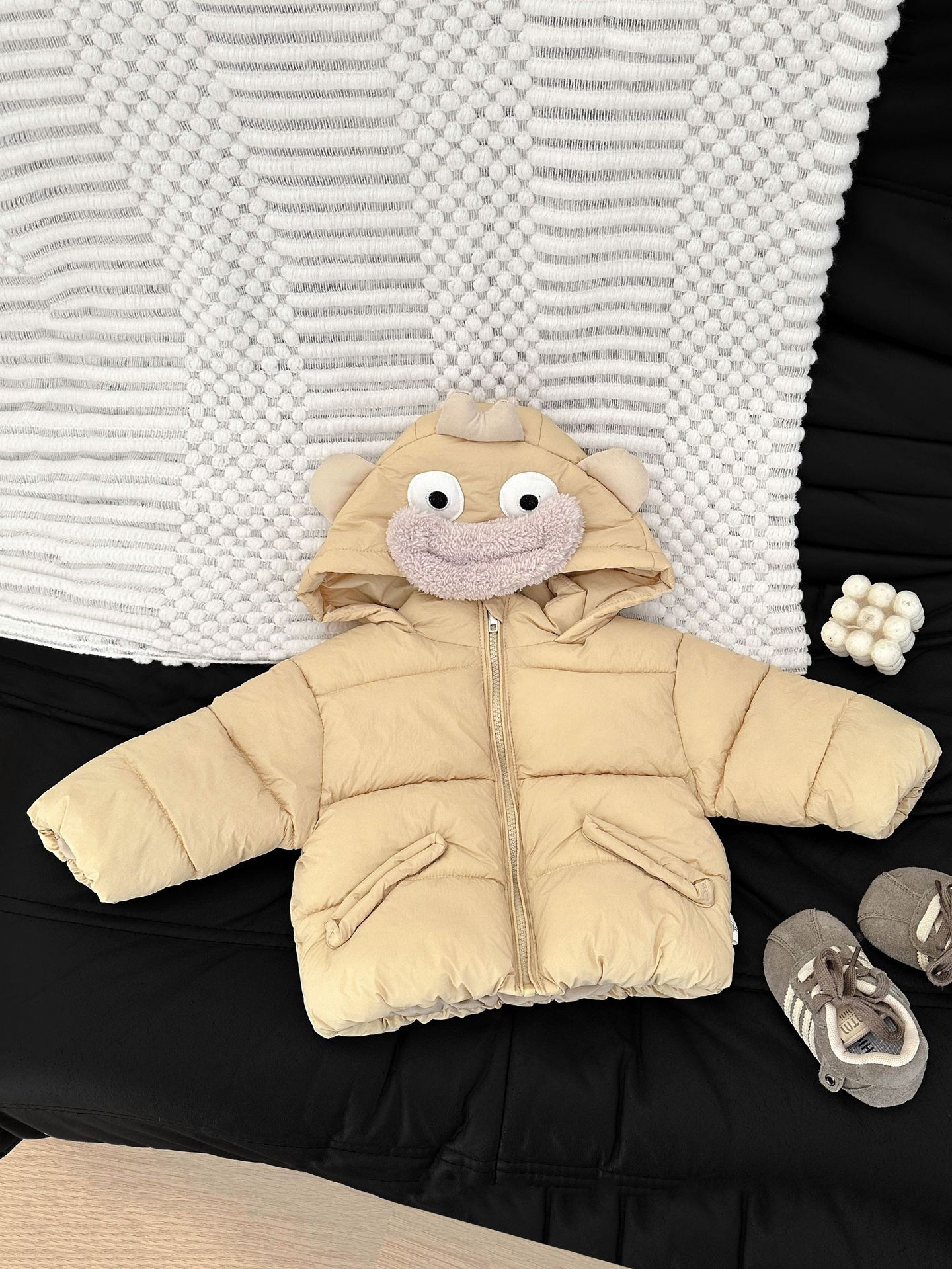 Ropa de invierno de algodón bebé nuevo tipo de dibujos animados para hombres y mujeres lindos algodón intercalado grueso abrigo de algodón cálido