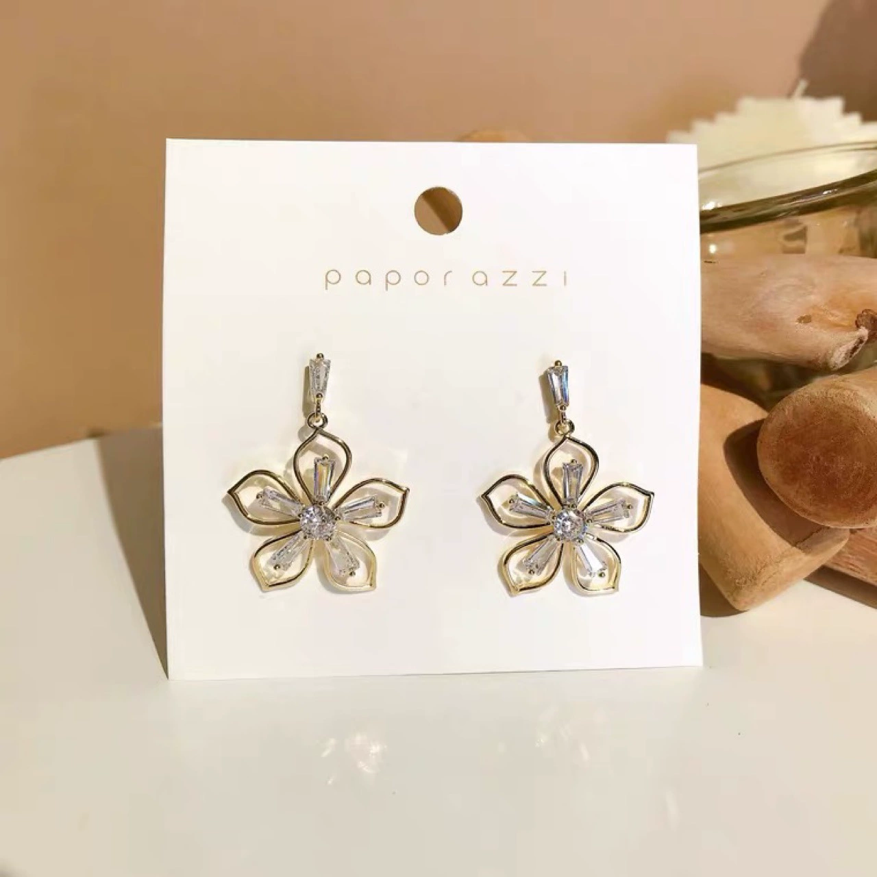 Серьги серебро 925 пробы, циркония в форме цветка, позолоченный цвет, лёгкие, простой элегантный дизайн
