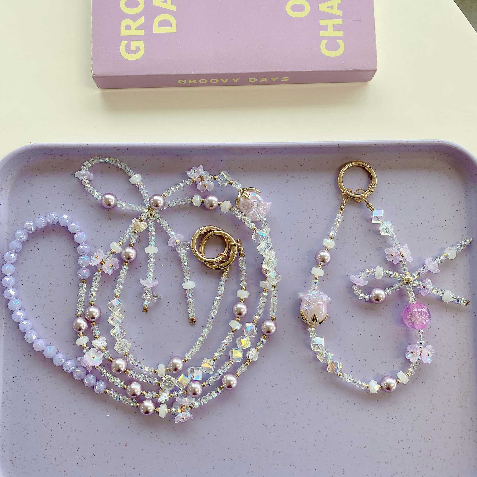 Cadena de teléfono móvil de alta gama hecha a mano boutique, tulipán femenino, cadena larga púrpura, cordón de teléfono móvil de moda, colgante de mensajero largo