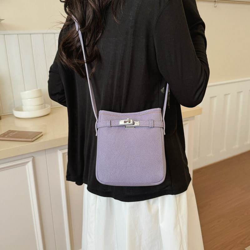 Lichi mujer nueva moda exquisita nicho de fuego verano 2026 temperamento bolso de moda móvil mochila de hombro estampado