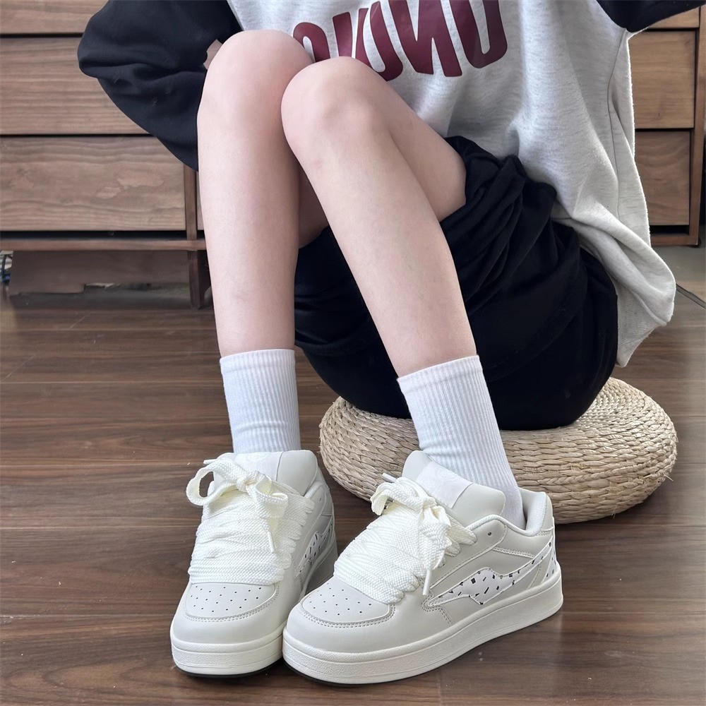 2025 verano y otoño de Hong Kong super caliente pareja de zapatos deportivos casuales con suela gruesa zapatos de pan de estudiantes zapatos blancos pequeños