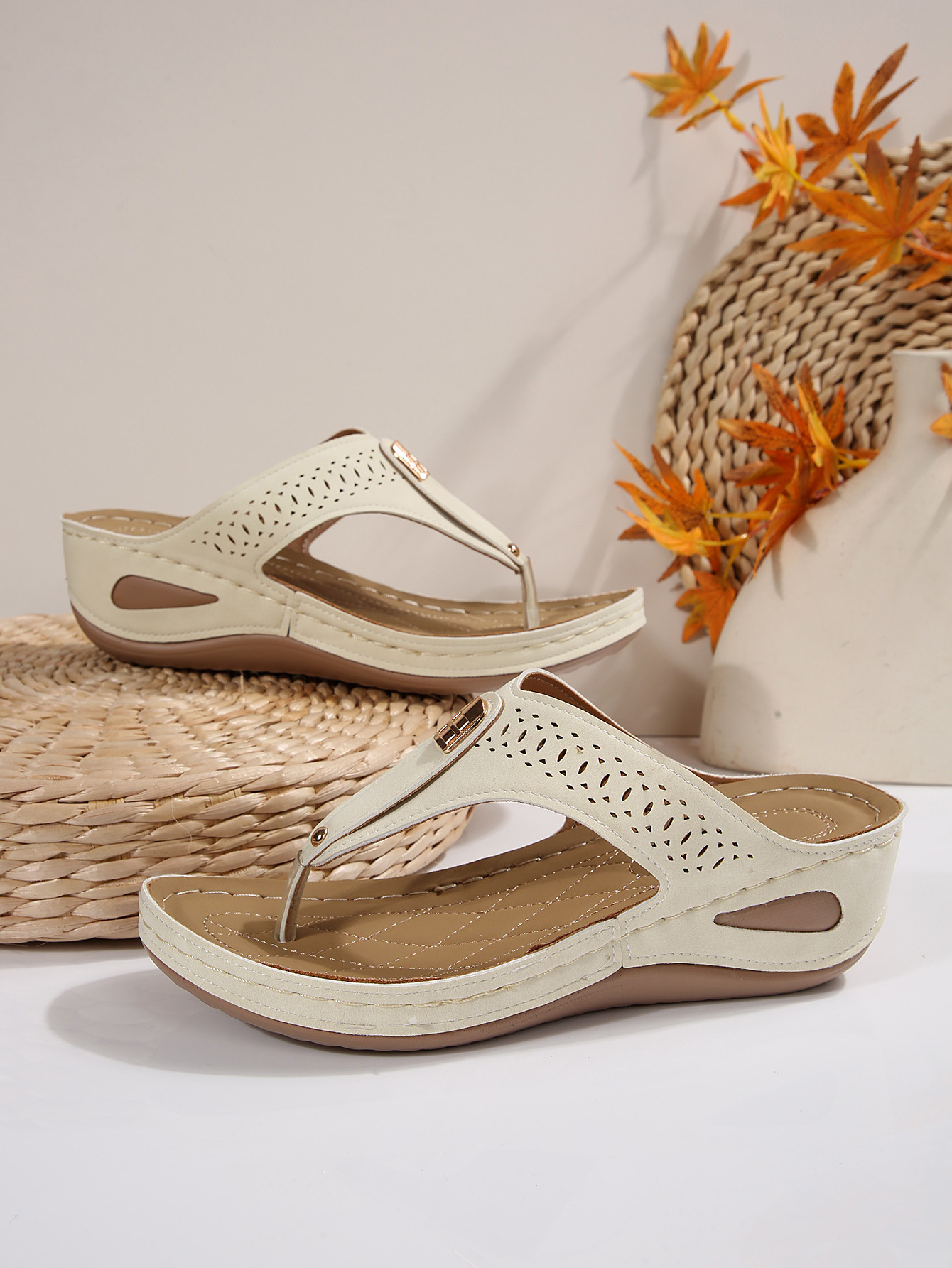 Women's Plus Size Platform Flip Flops Hollowed Out Wedge Heel Sandals Summer New Style Beach Sandals Wholesale Size 43_vogvips.com