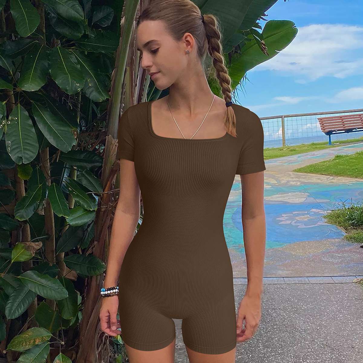 Mono deportivo sexy de manga corta con cuello cuadrado y color sólido para mujer, estilo europeo y americano, de cintura alta. image 11