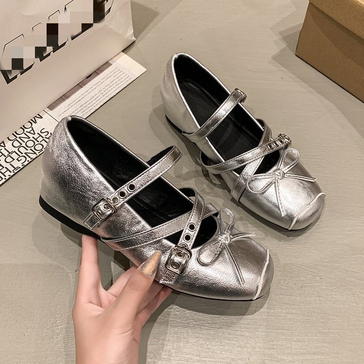 Zapatos de botón retro plateados de boca superficial para mujeres 2026 primavera y verano nuevos botones franceses con falda zapatos de ballet
