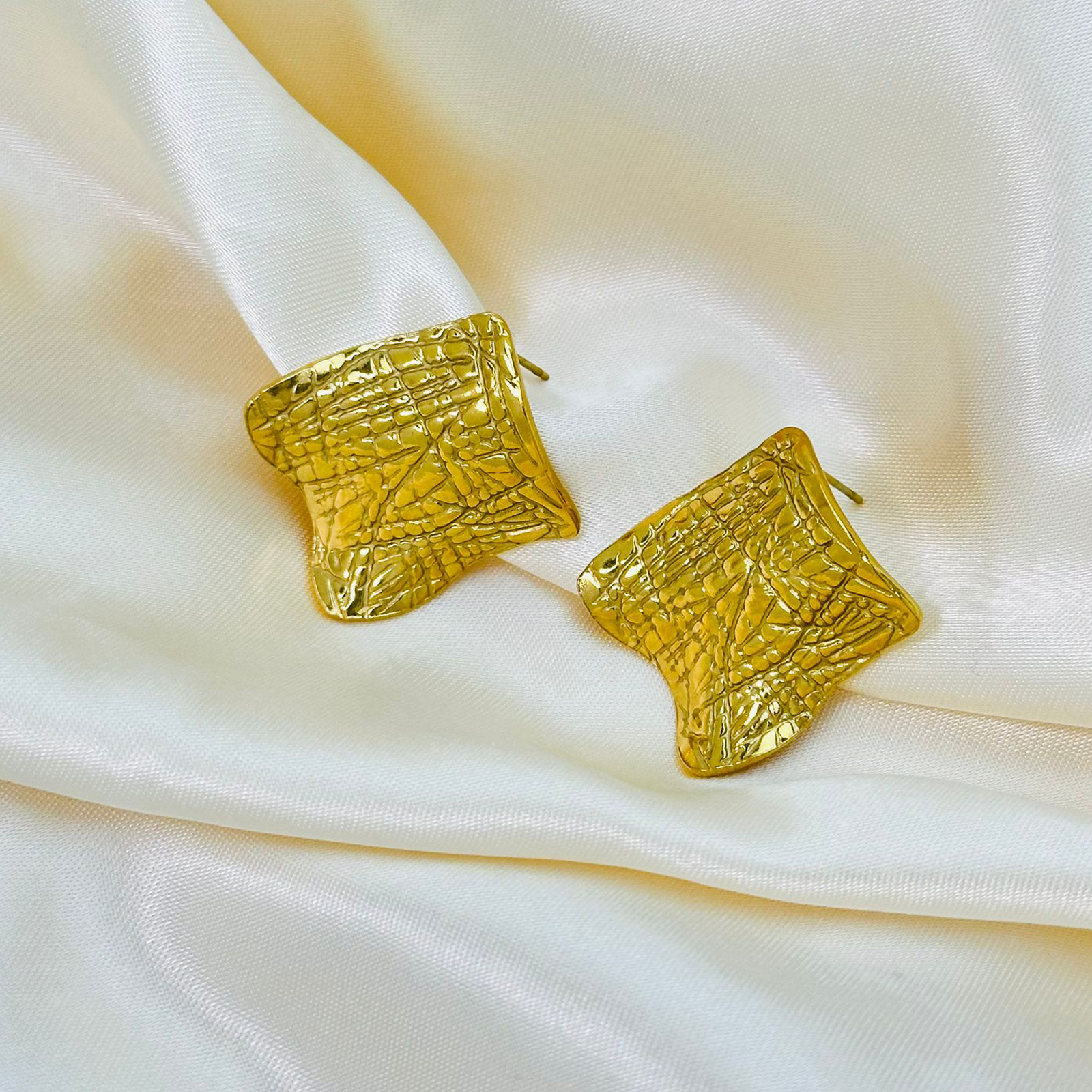 Pendientes de acero inoxidable a rayas cuadradas de tendencia de alta gama transfronteriza europea y americana Pendientes de 18K de lujo ligero para mujer al por mayor