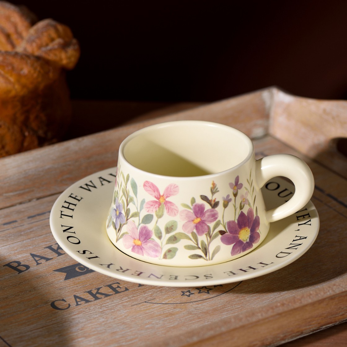 Luz lujosa francesa romántica pequeña flor de cerámica taza de café plato casual té de la tarde café nuevo conjunto de tazas de agua de porcelana hueso