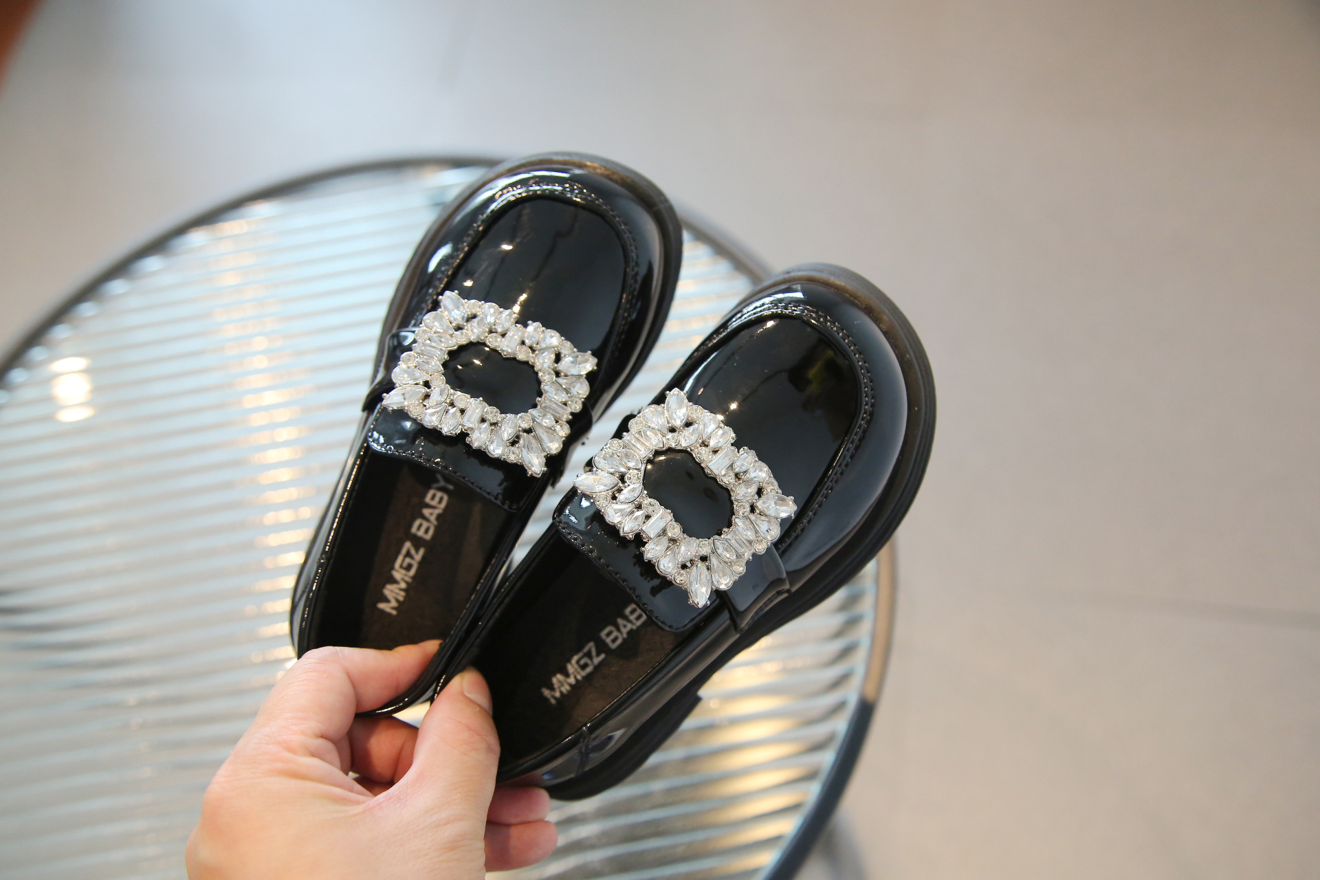 Versione coreana di mocassini con grandi diamanti e fibbia quadrata, scarpe di pelle nera, scarpa singola da ragazza,_voghion.com