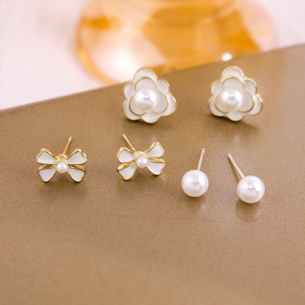 Nuevo traje Pendientes de aguja plateada Pendientes de flores simples de alta calidad Pendientes de temperamento de nicho de lujo ligero al por mayor