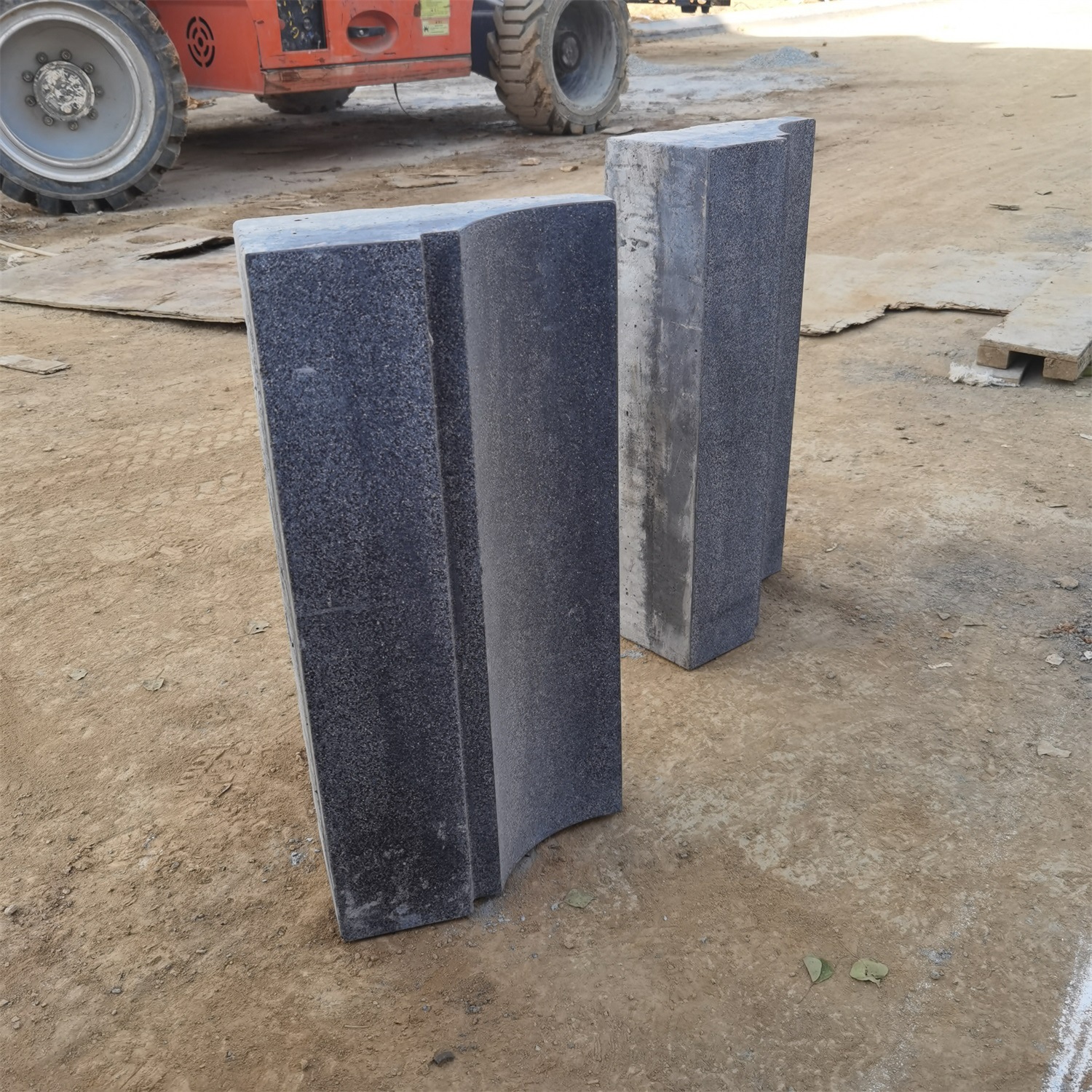 仿芝麻黑成品PC蝶形路牙弧形道牙水泥道牙源头厂家直销