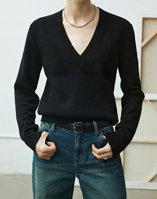 Title 2, Zakrzywiony sweter z głębokim dekoltem w kształ...