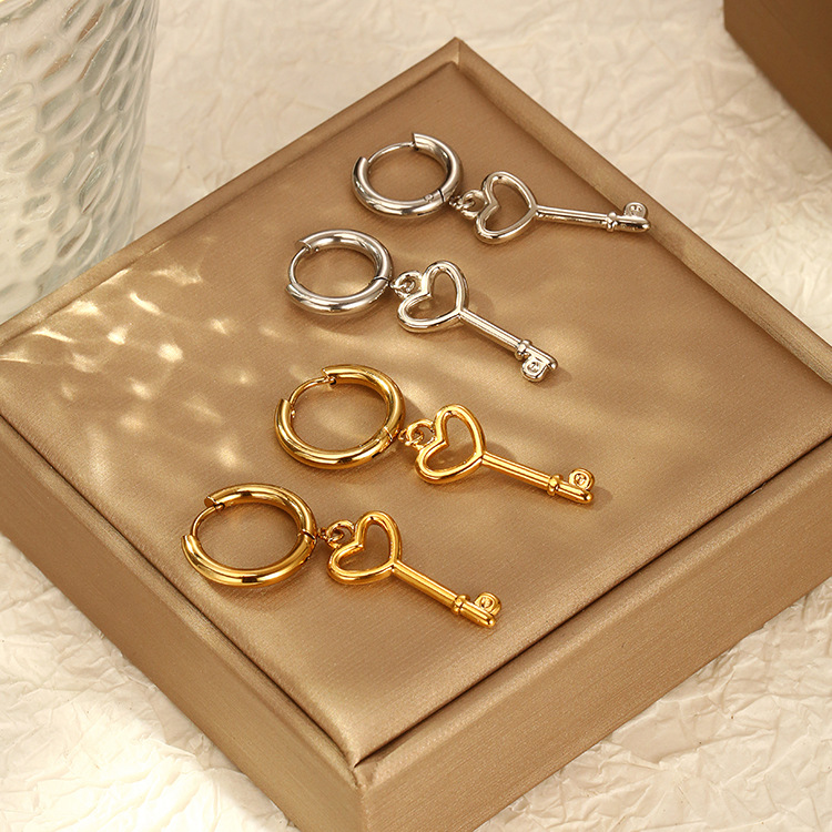INS transfronterizo sensación de alto nivel sensación de alto nivel colgante de llave de acero inoxidable pendientes de moda de mujer chapado 18K orejas de oro al por mayor
