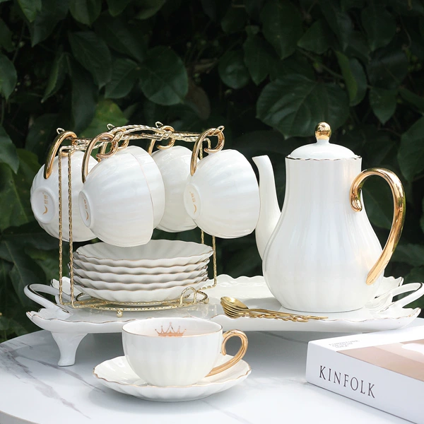 1 pot, 6 cups, 6 plates, 6 golden spoons, 1 gold, 1 porcelain plate