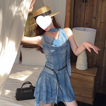 �OӋ���{ɫ�U�I�h�������B��ȹŮ�b�ļ�С���e���@�ݶ�ȹţ���{