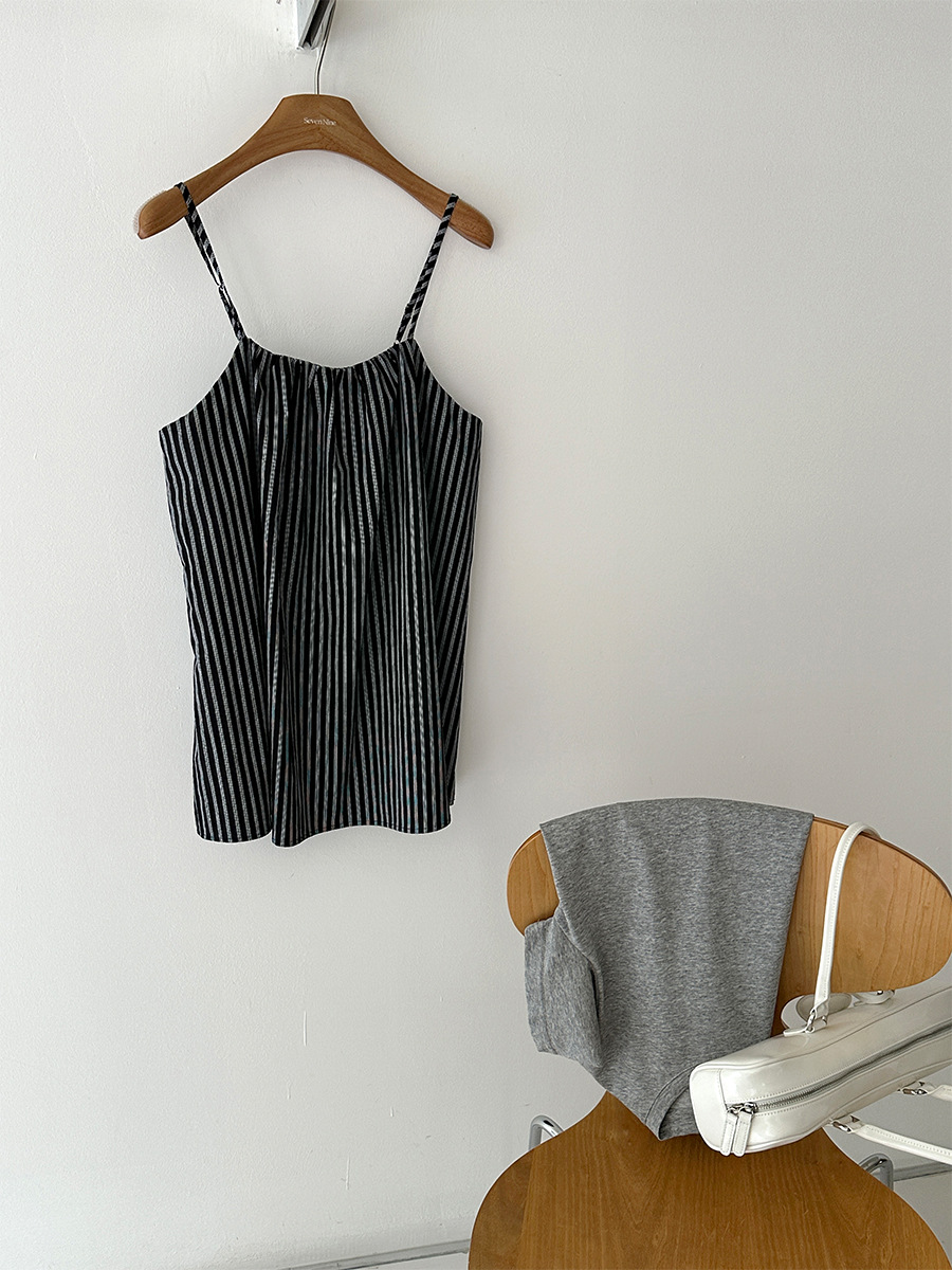 흰색 줄무늬가 있는 검정색 배경