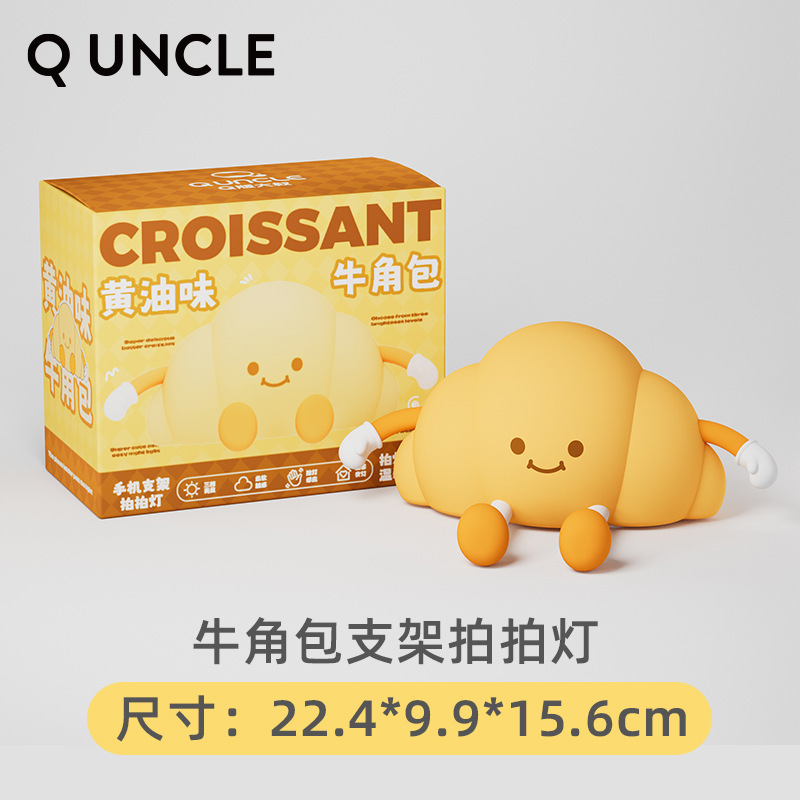 サンドイッチの午後のお茶の夜の明かりはテーブルのベッドの上の雰囲気を飾っています。|undefined