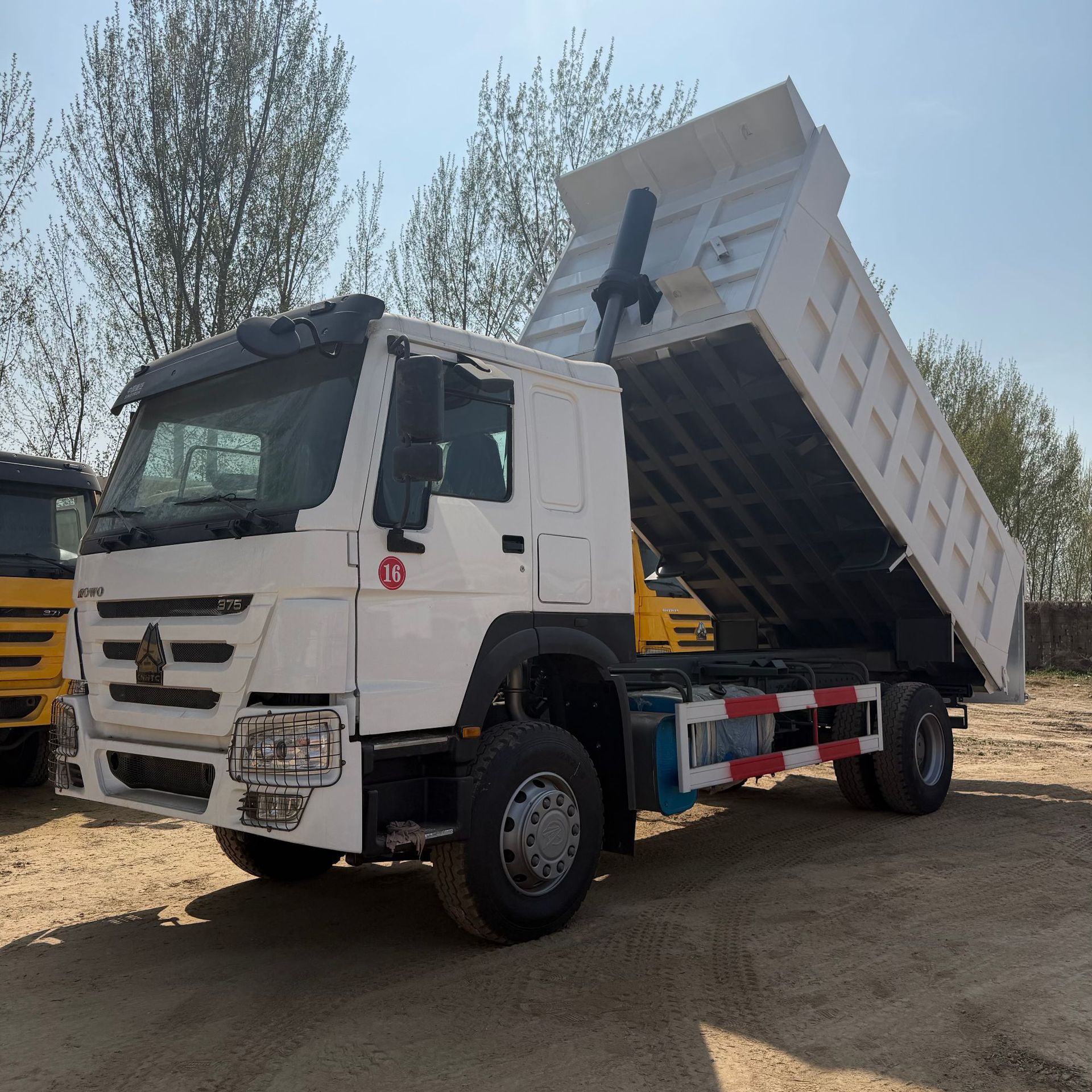 Export of China Heavy Duty Truck HOWO 4X2 small construction waste transport dump truck, customizable