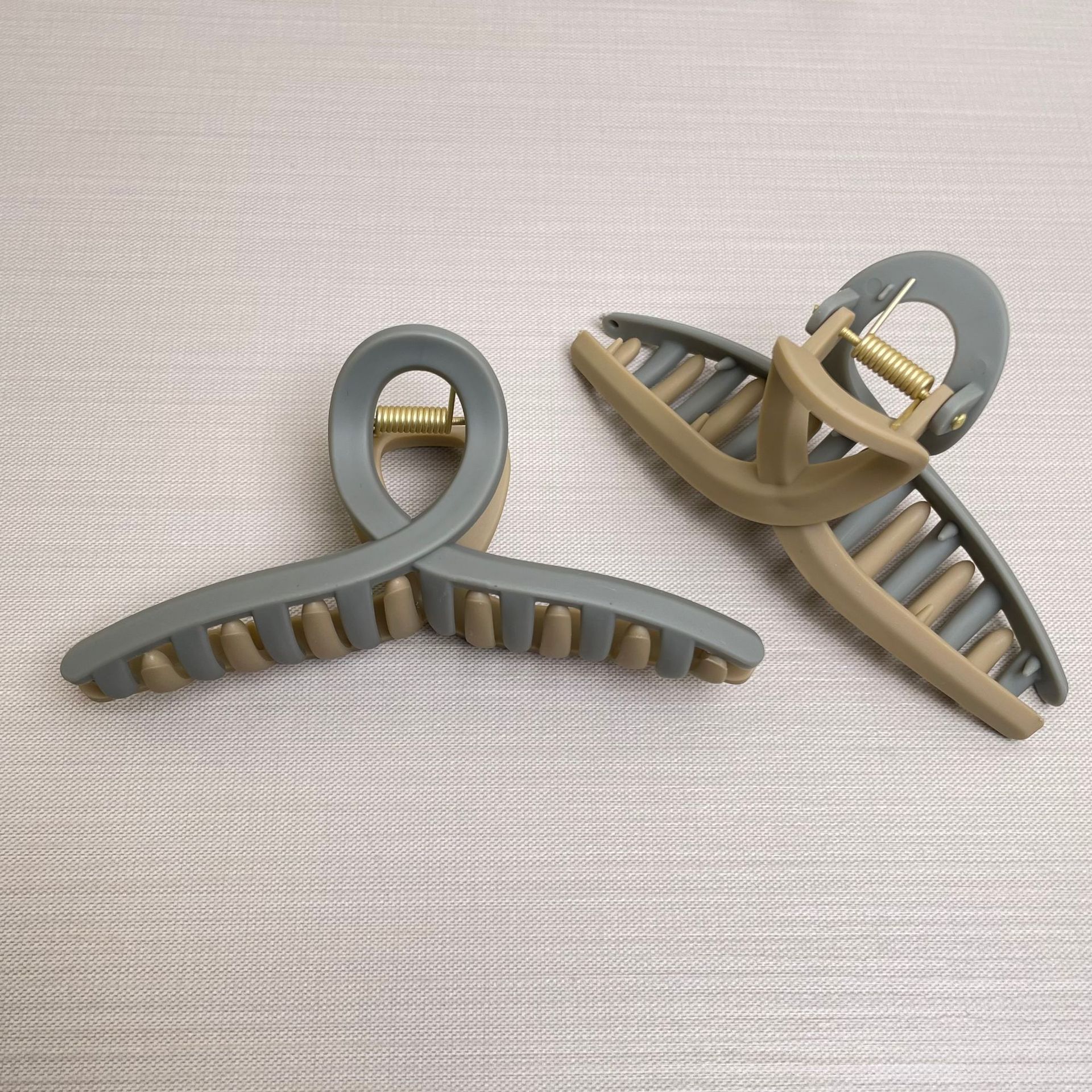 Oufeile superficie de dos colores AB textura esmerilada agarre cuchara trasera femenina alta Cola de Caballo tiburón clip accesorios para el cabello horquilla al por mayor