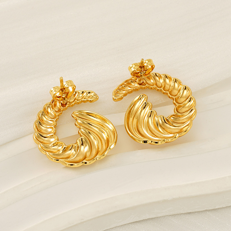 Estilo INS transfronterizo europeo y americano, personalidad simple, sentido de diseño de tendencia, oro de 18k, pendientes de acero de titanio en espiral que no se desvanece, pendientes de mujer