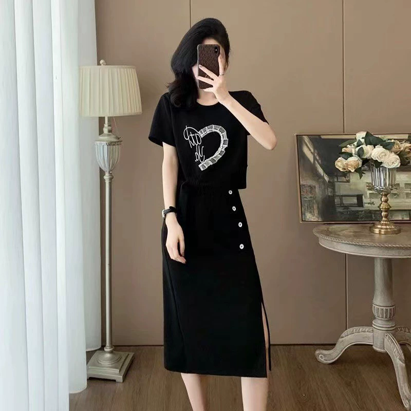 Повседневный спортивный стиль юбка женский летний 2025 новый минус возраст футболки с короткими рукавами юбка тонкая из двух частей