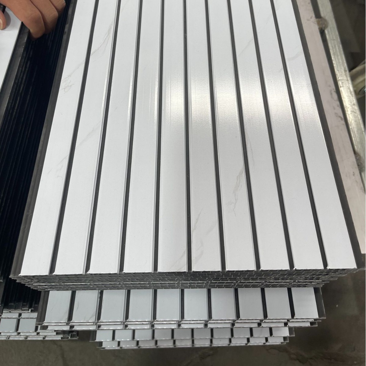 300 * 9 diez ranuras tablero de fijación de PVC techo colgante auto-montaje tablero de pared de montaje rápido toda la casa empalme tablero de fijación de PVC sin costura
