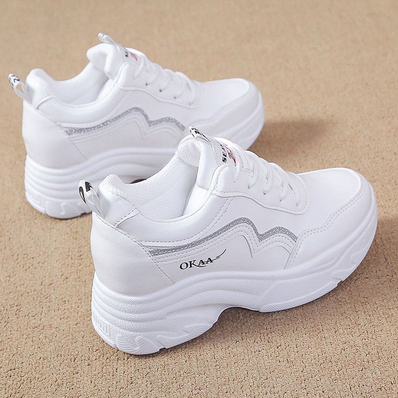 Zapatos de altura ocultos para mujer zapatos de verano versátiles estilo coreano 2023 nueva zapatilla de cuero de suela gruesa zapatos blancos casuales