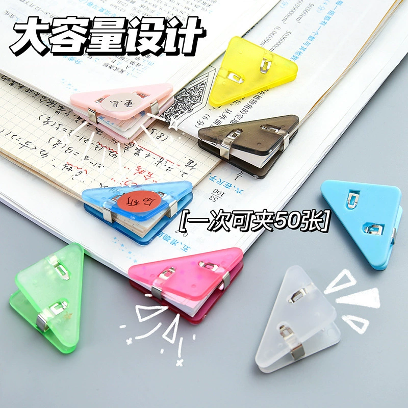 Студенты используют уголок книги, чтобы зажать цветную папку с данными контрольных работ учащихся средней школы