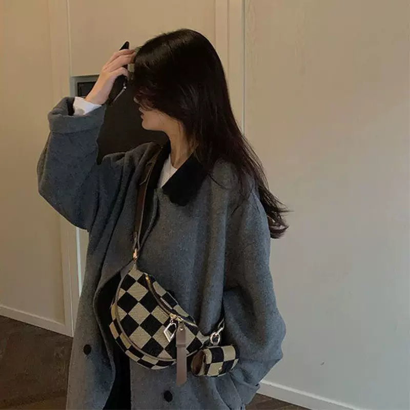 ins超火胸包2024新款洋气包包潮时尚棋盘格腰包饺子斜挎包女夏